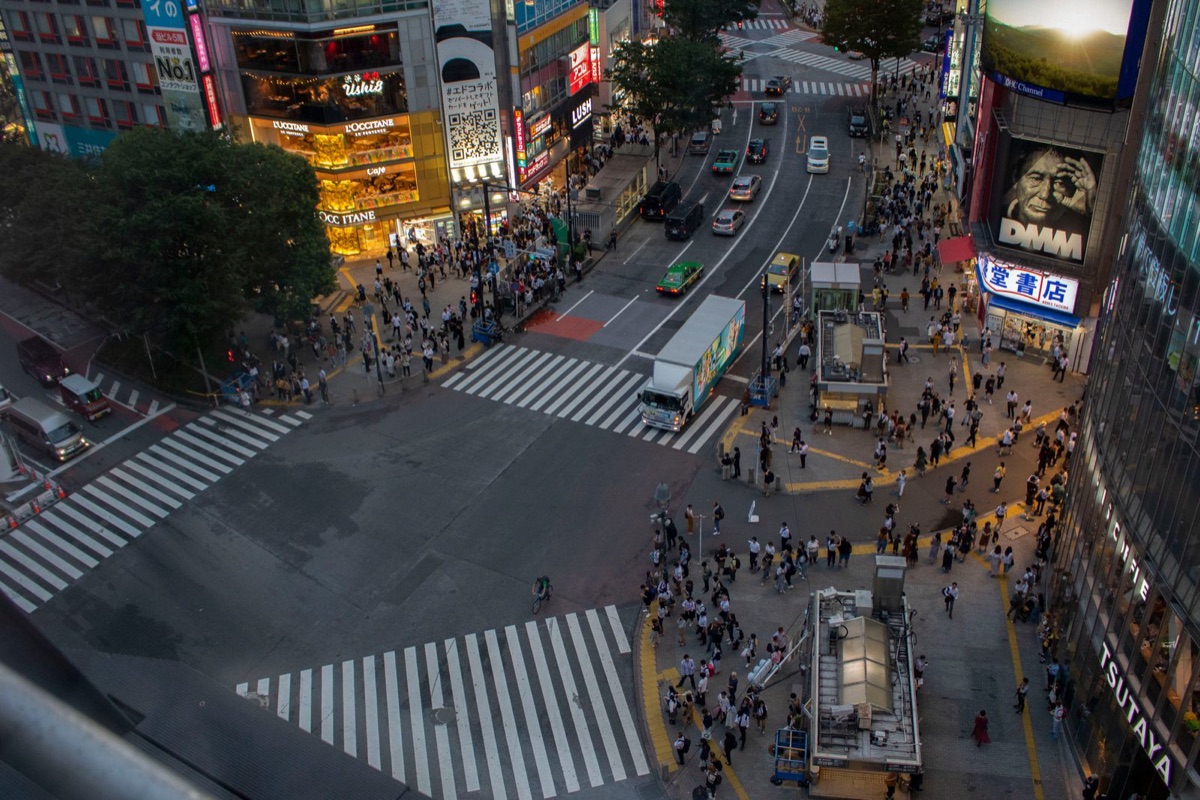 Vista aérea del cruce de Shibuya lleno de gente, en Tokio