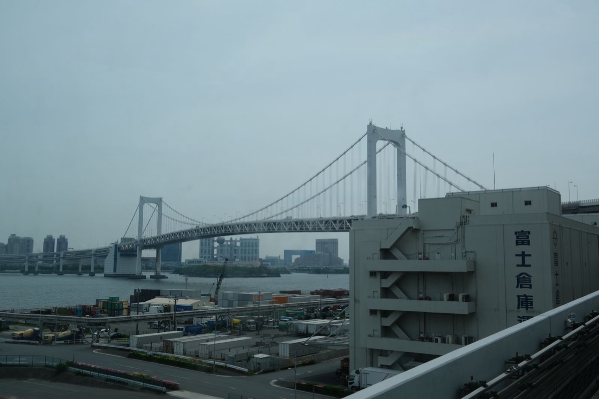El Rainbow Bridge sobre la bahía de Tokio visto desde Odaiba