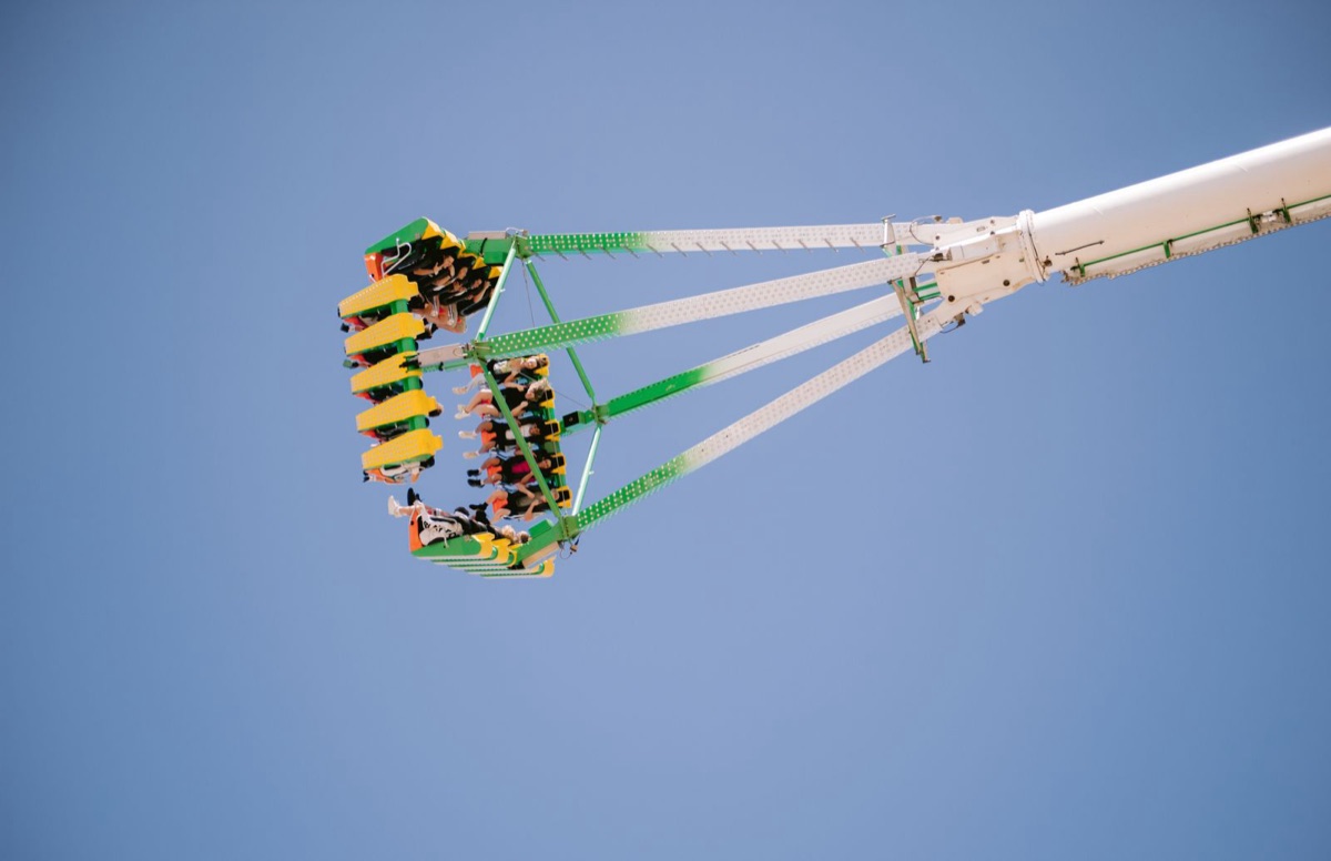 Atracción de altura de un parque de atracciones contra el cielo azul